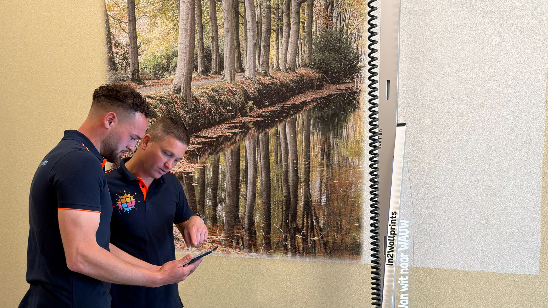 Maarten en Wesley van In2Wallprints aan het werk bij een muurprinter en een bosprint