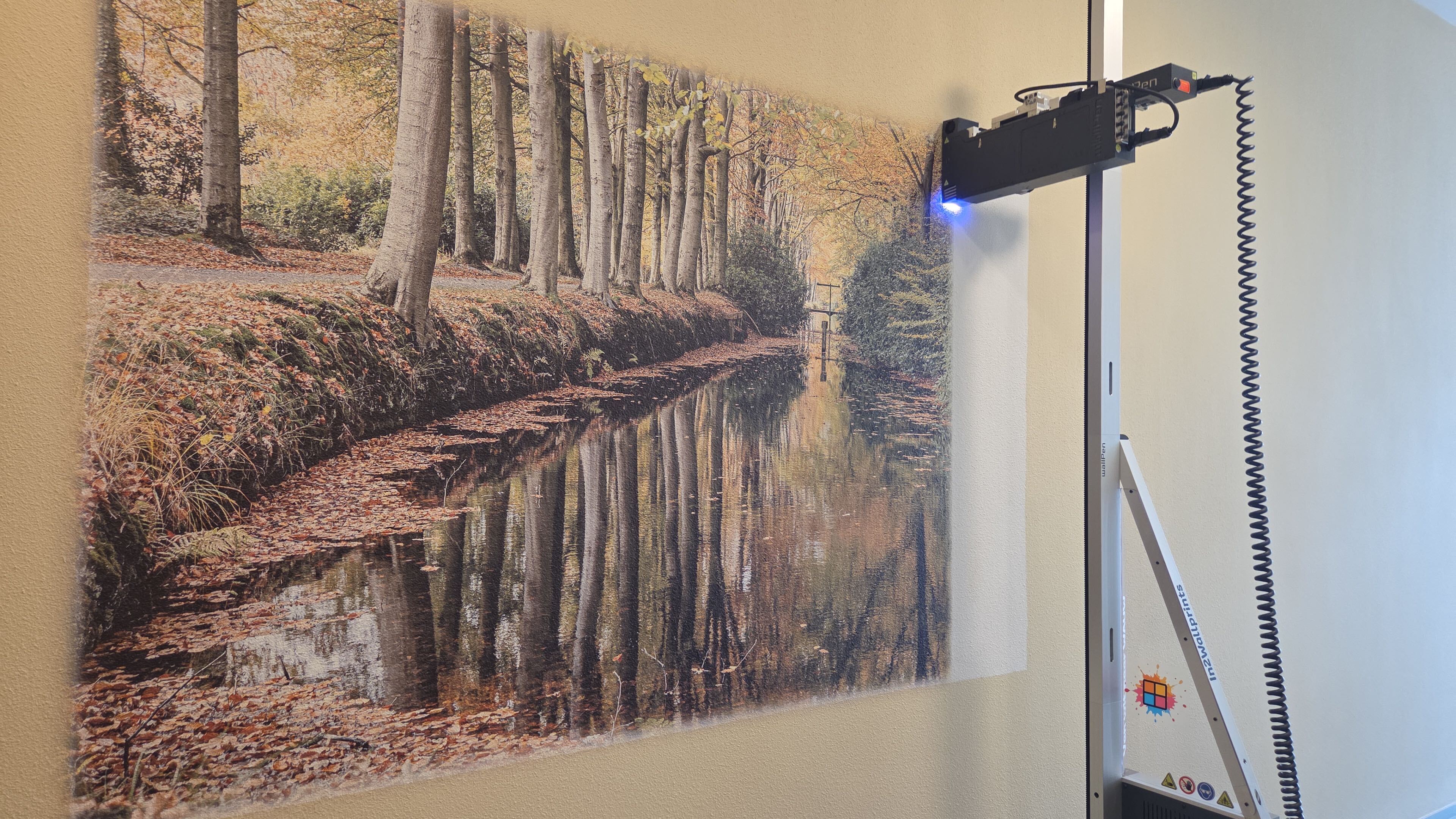 De muurprinter brengt het herfstlandschap rechtstreeks aan op de wand van Het Rondeel